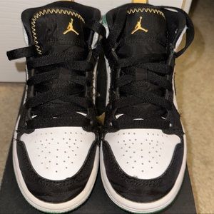 Kids NIKE Air Jordan 1 MID SE (PS). Size 12c
